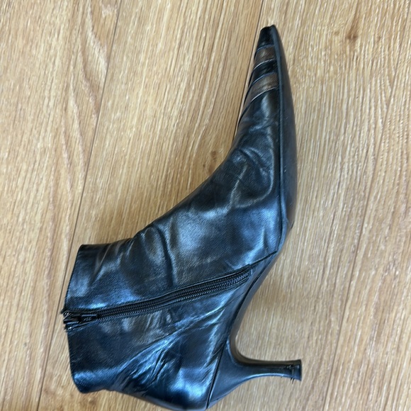 Spanish leather bootie, black with gold leather trim. Side zip, size 9.5 - Picture 6 of 6